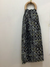 Load image into Gallery viewer, Black Print Scarf - Zelly